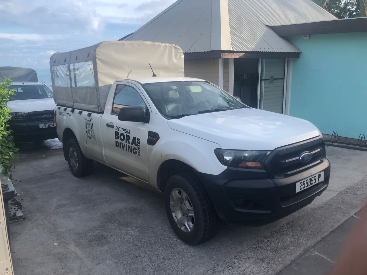 Tourist 4X4 in Bora Bora
