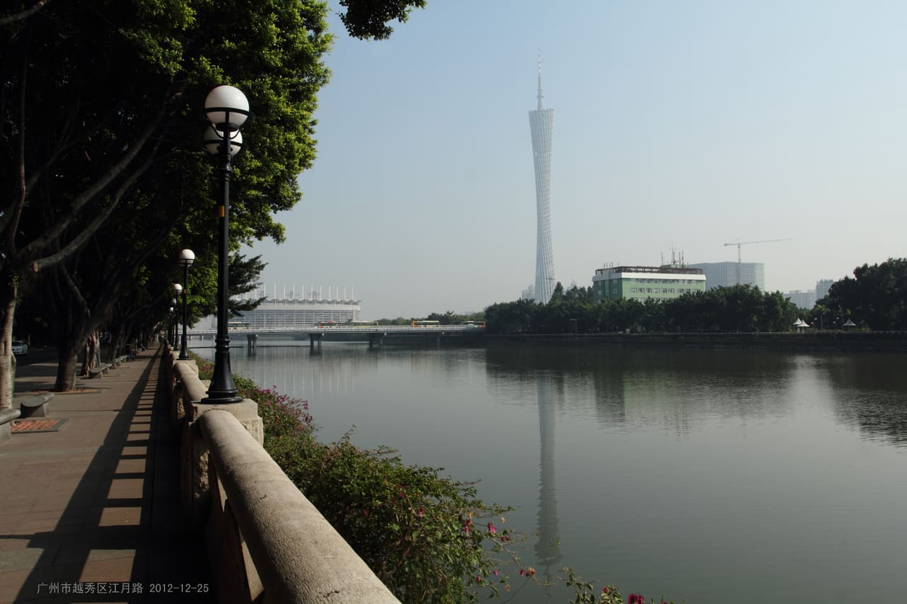 广州市江月路上看珠江和“小蛮腰” - panoramio