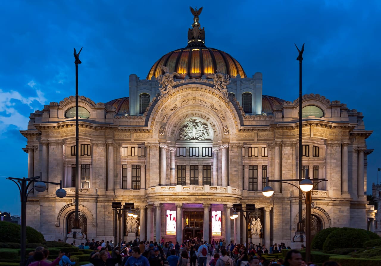 Front view of Palacio de Bellas Artes at night