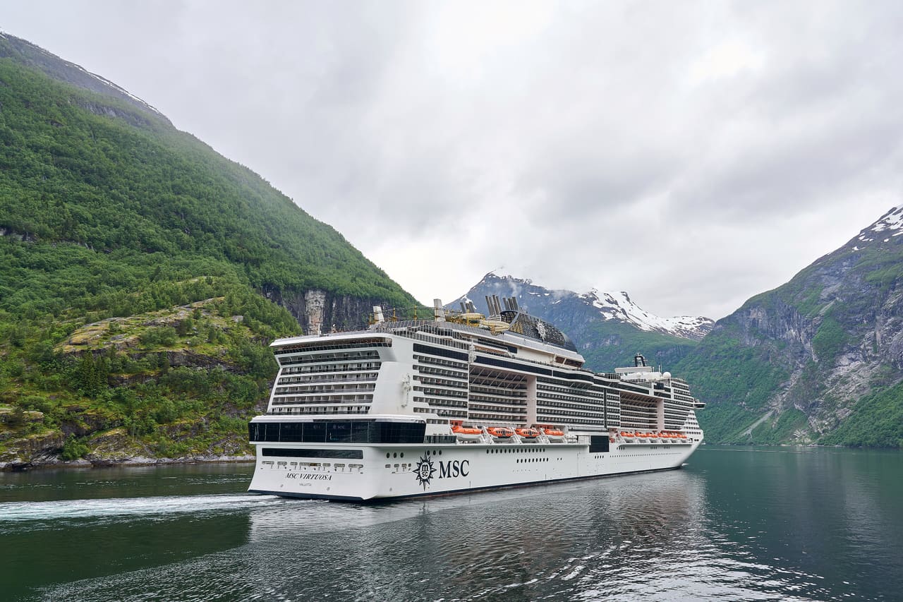 0619 MSC Virtuosa passing Homlung V-P
